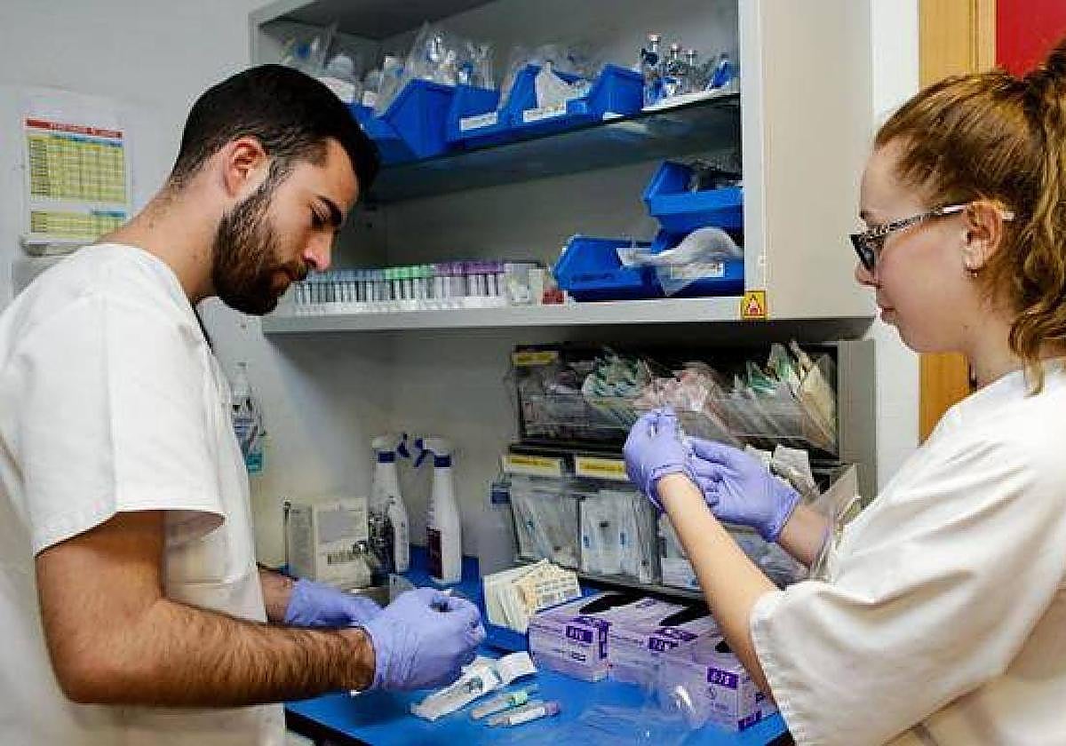 Dos médicos con material sanitario, en una imagen de archivo.