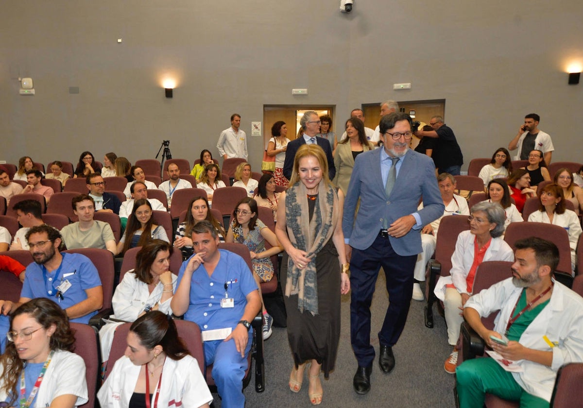 La directora de la ONT, Beatriz Domínguez-Gil, y Ricardo Robles, coordinador de trasplantes de la Región, este jueves en La Arrixaca.