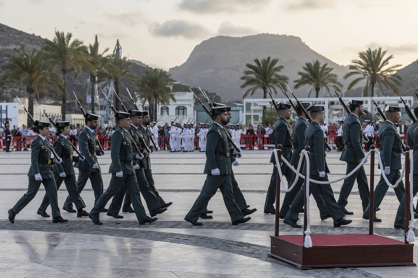 Arriado solemne de bandera en el Muelle de Alfonso XII de Cartagena