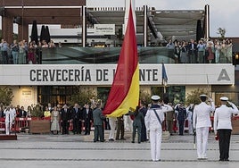 Momento en el que los soldados bajan la Bandera, en la explanada portuaria.