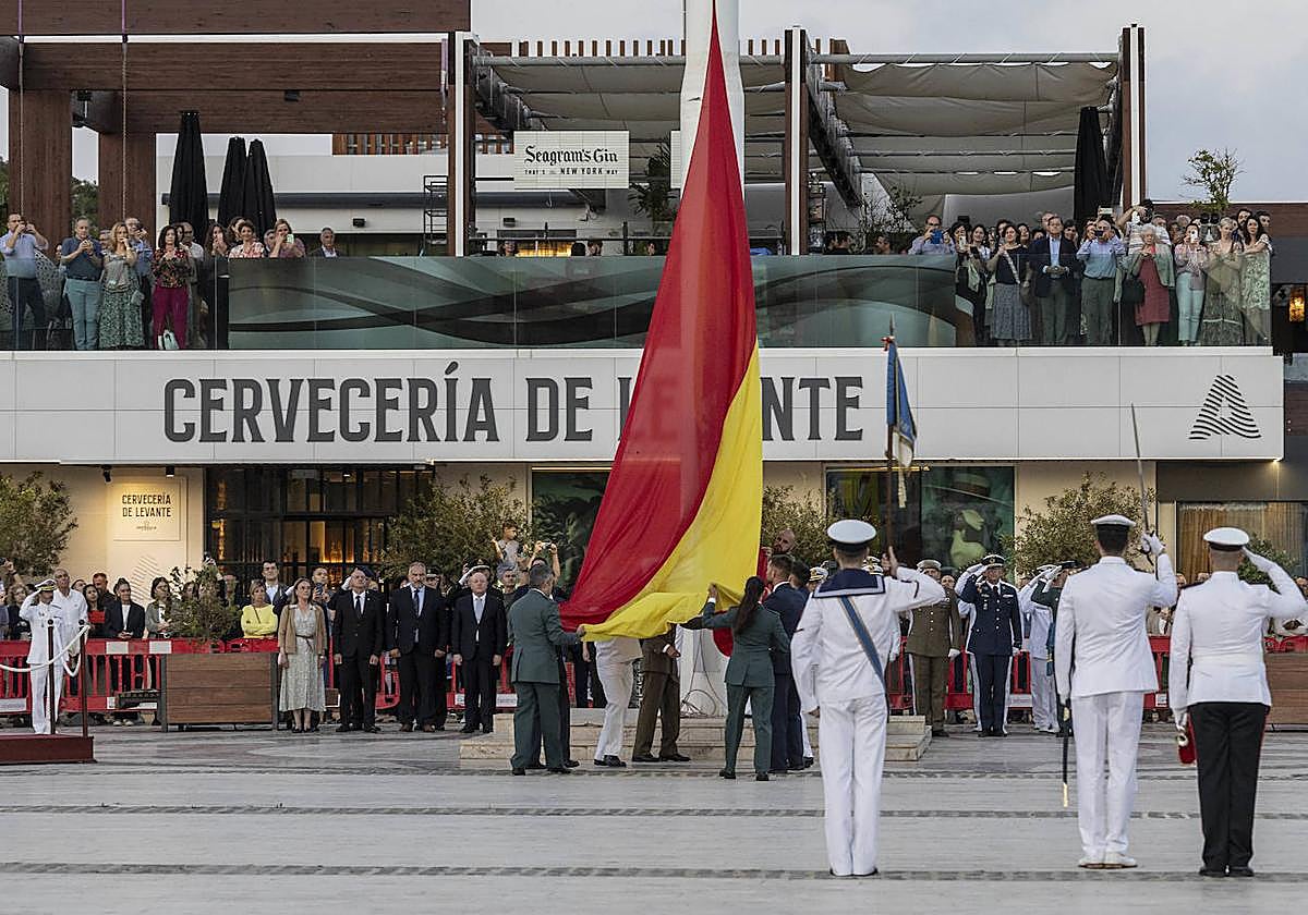 Momento en el que los soldados bajan la Bandera, en la explanada portuaria.
