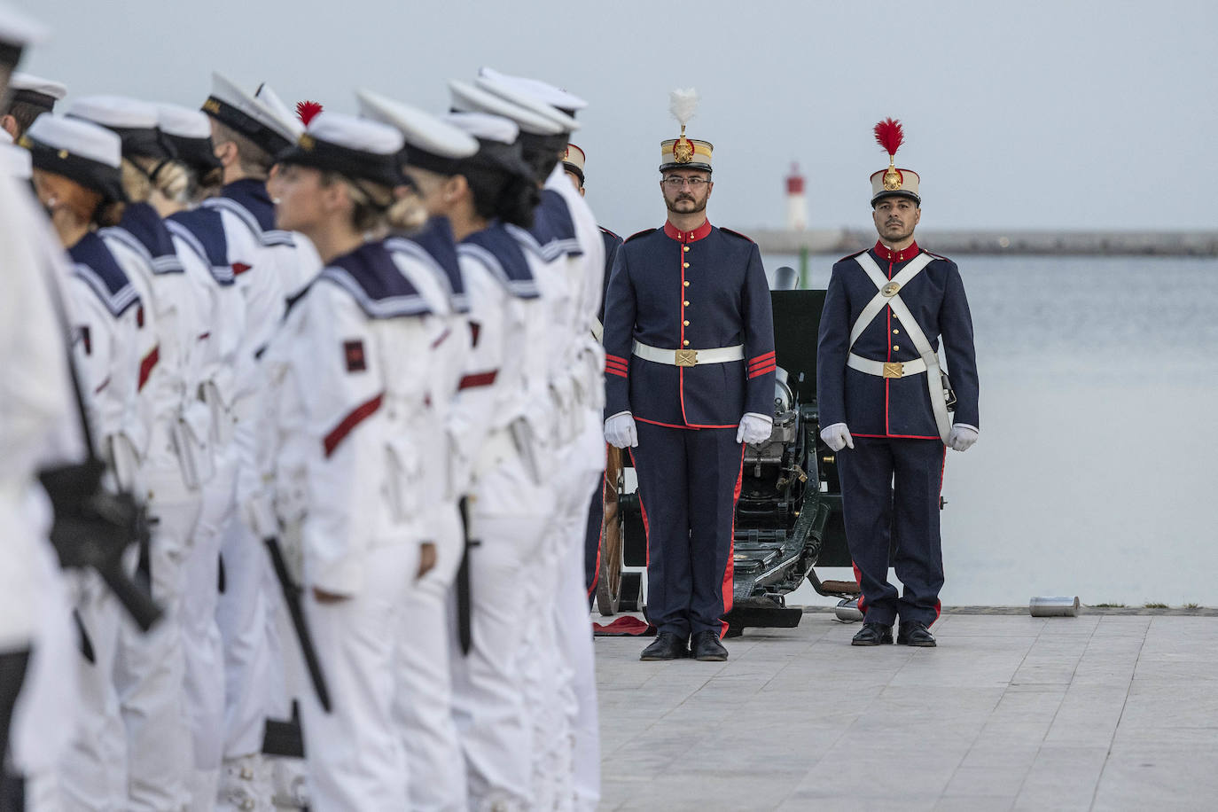 Arriado solemne de bandera en el Muelle de Alfonso XII de Cartagena