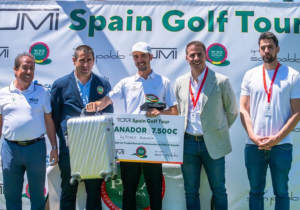 Buendía (c), feliz con su cheque de ganador de la prueba del circuito.