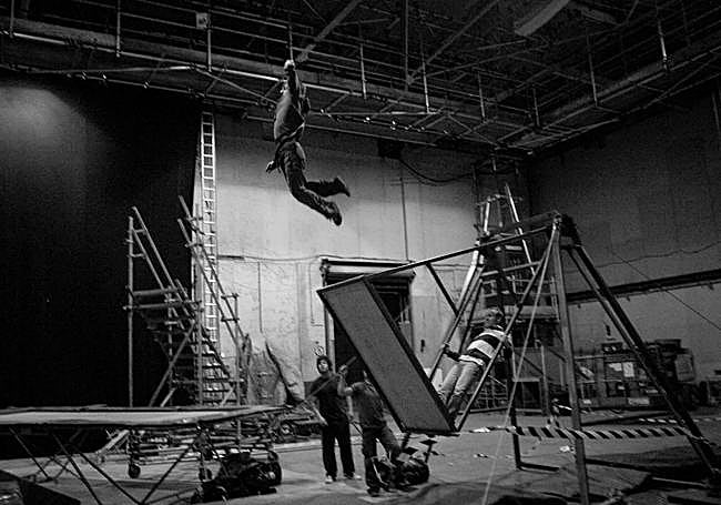 David Holmes realizando acrobacias en los ensayos de rodaje de Harry Potter.