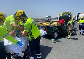 Sanitarios atienden a los heridos tras el accidente.