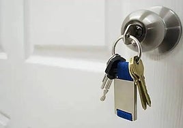 Una criminóloga advierte del riesgo que corres si compartes una foto de las llaves de tu casa.