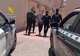Agentes policiales detienen al autor de varios atracos en Mula.