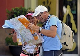 Turistas conultan un plano en Murcia, en una imagen de archivo.