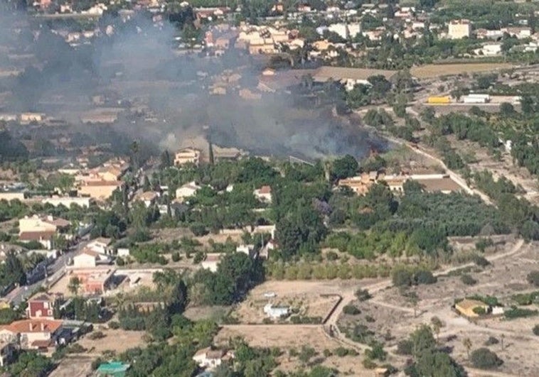 Incendio cerca del río Segura a su paso por Murcia.