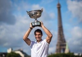 Rafa Nadal levantando el trofeo de Roland Garros en 2022.