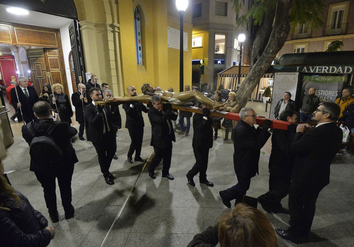 Vía Crucis de la Cofradía de la Caridad, saliendo de Santa Catalina, en una imagen de archivo.