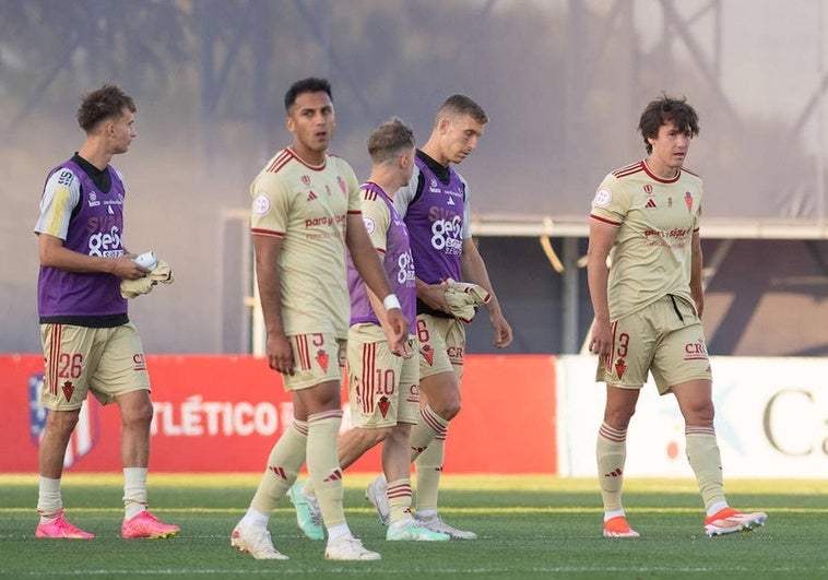 Los jugadores granas tras acabar el partido ante el Atleti B.