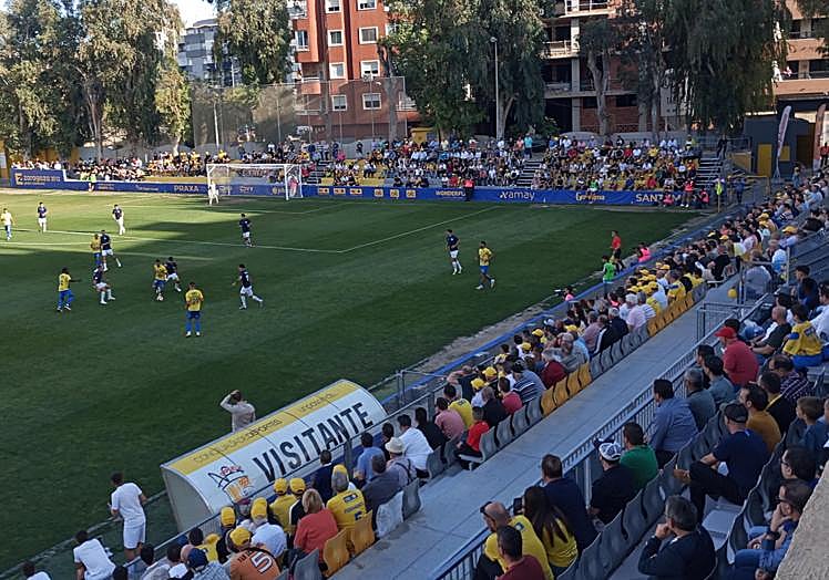 Los aficionados llenarán Los Arcos para ver al Orihuela marcar goles al Barakaldo.