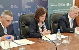 Adolfo García, presidente de Fundación Ingenio, María Dolores García Mascarell, presidenta de la UCAM, y Francisco José Bermúdez, fundador de Beyond Seeds, firmando la constitución de AINNOA.