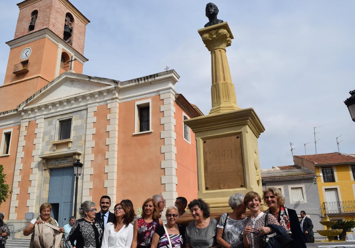 Descendientes de Cipriano Galea, bajo el monumento.