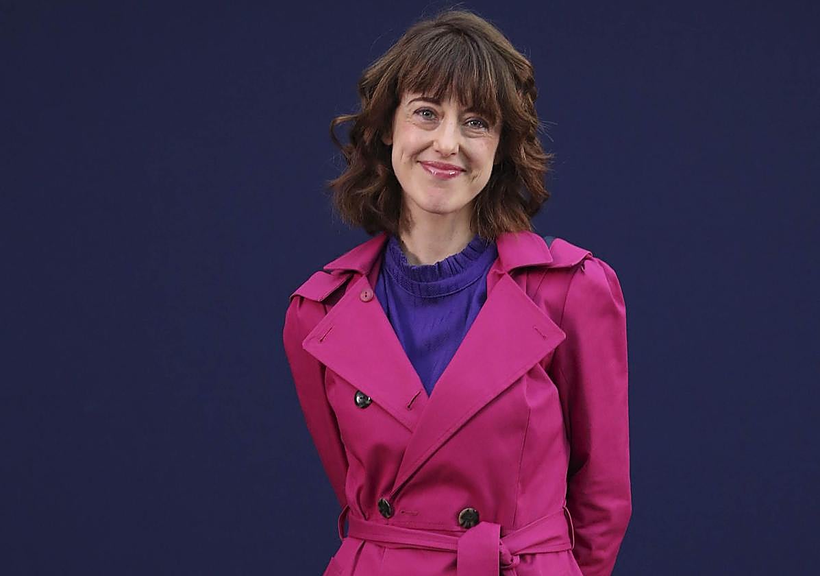 Irene Vallejo posa en Oviedo como miembro del jurado del Princesa de Asturias de las Letras.