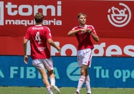 Ángel García se señala el escudo.