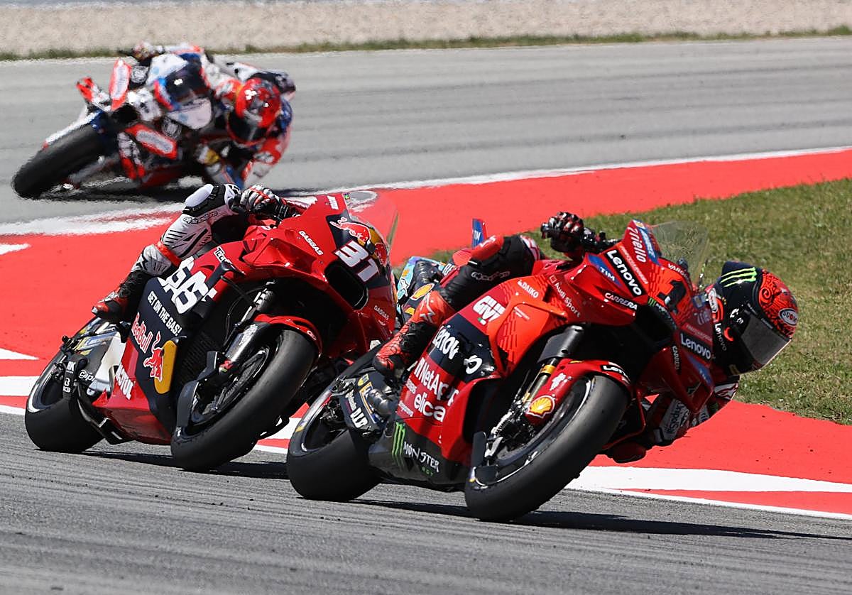 Acosta persiguiendo a Bagnaia durante la carrera.