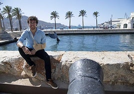 El nadador Alberto Martínez posa paraLA VERDAD en el Puerto, junto a la cola de ballena.