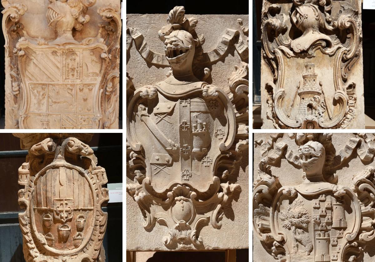 Escudos heráldicos expuestos en el patio del Museo Arqueológico de Murcia