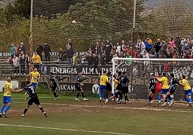 Seis escorpiones buscan el balón para marcar gol en la portería del Racing.