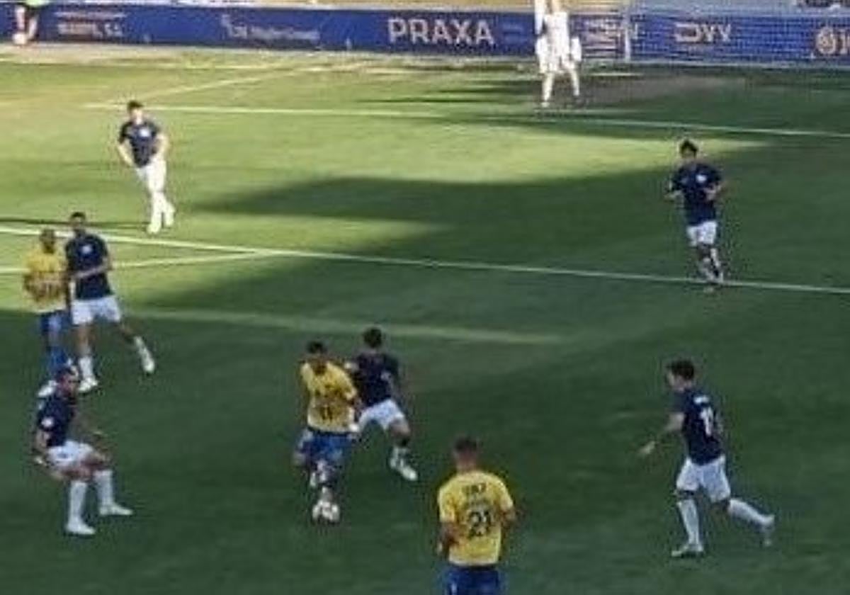 Hamza con el balón, vigilado por tres defensores cerca del área del Badalona en Los Arcos.