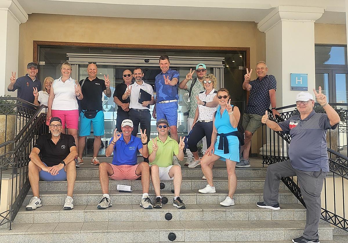 A siete días y en la entrada del Doubletree by Hilton La Torre, turoperadores alemanes pronostican el resultado del Borrusia-Real Madrid del próximo sábado.