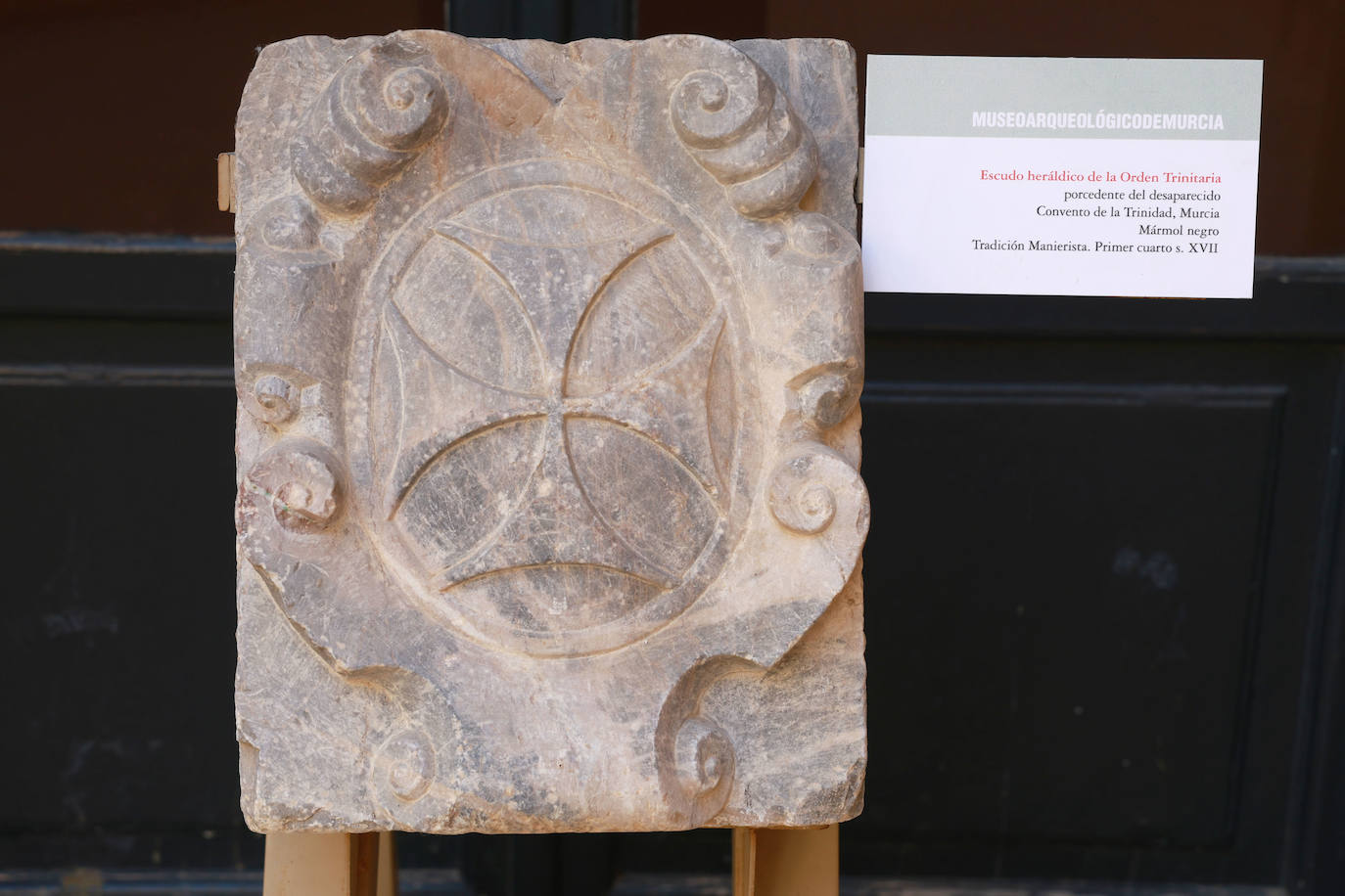 Escudo heráldico de la Orden Trinitaria procedente del desaparecido Convento de la Trinidad, Murcia