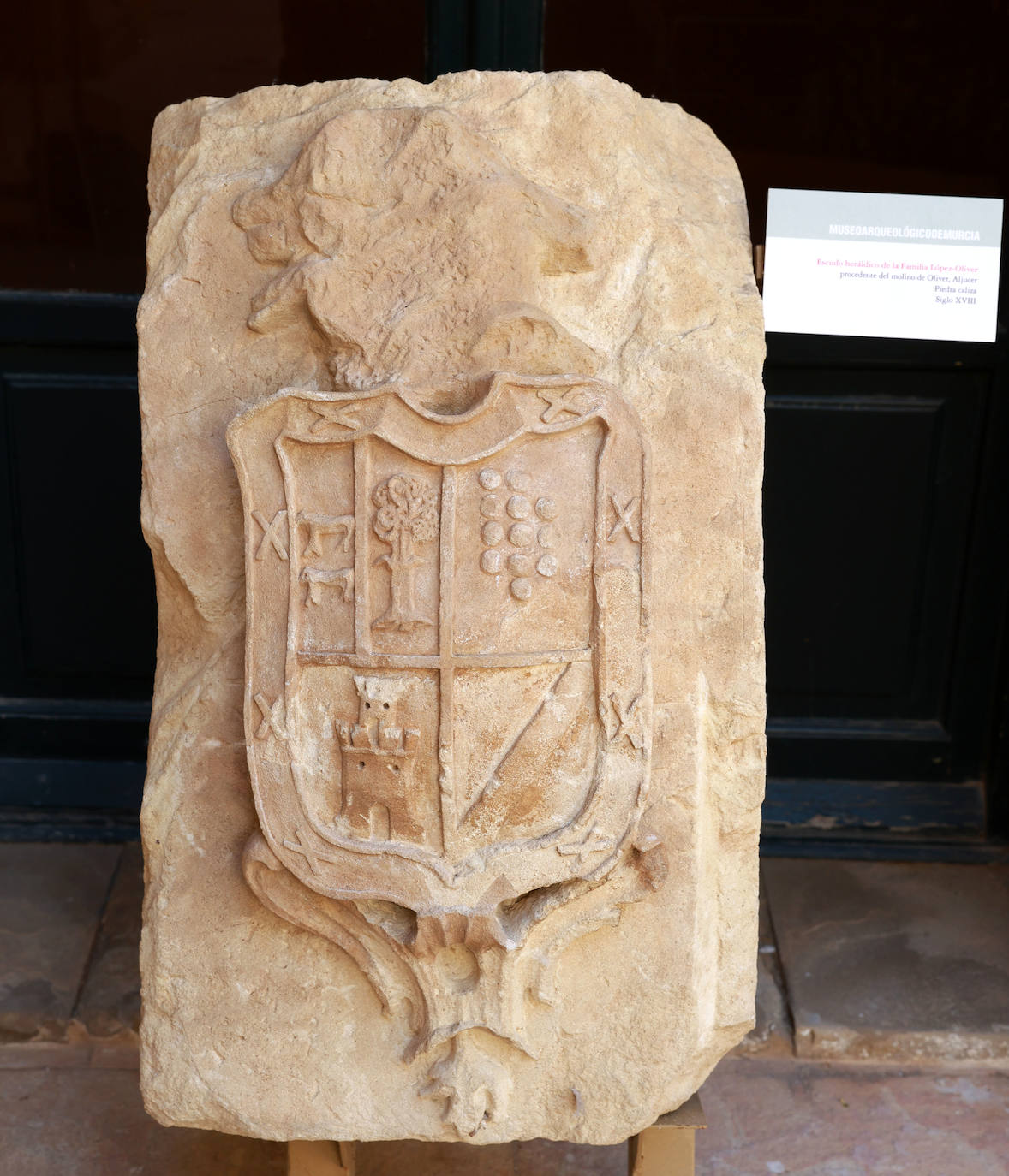 Escudo heráldico de la Familia López-Oliver procedente del molino de Oliver, Aljucer. 