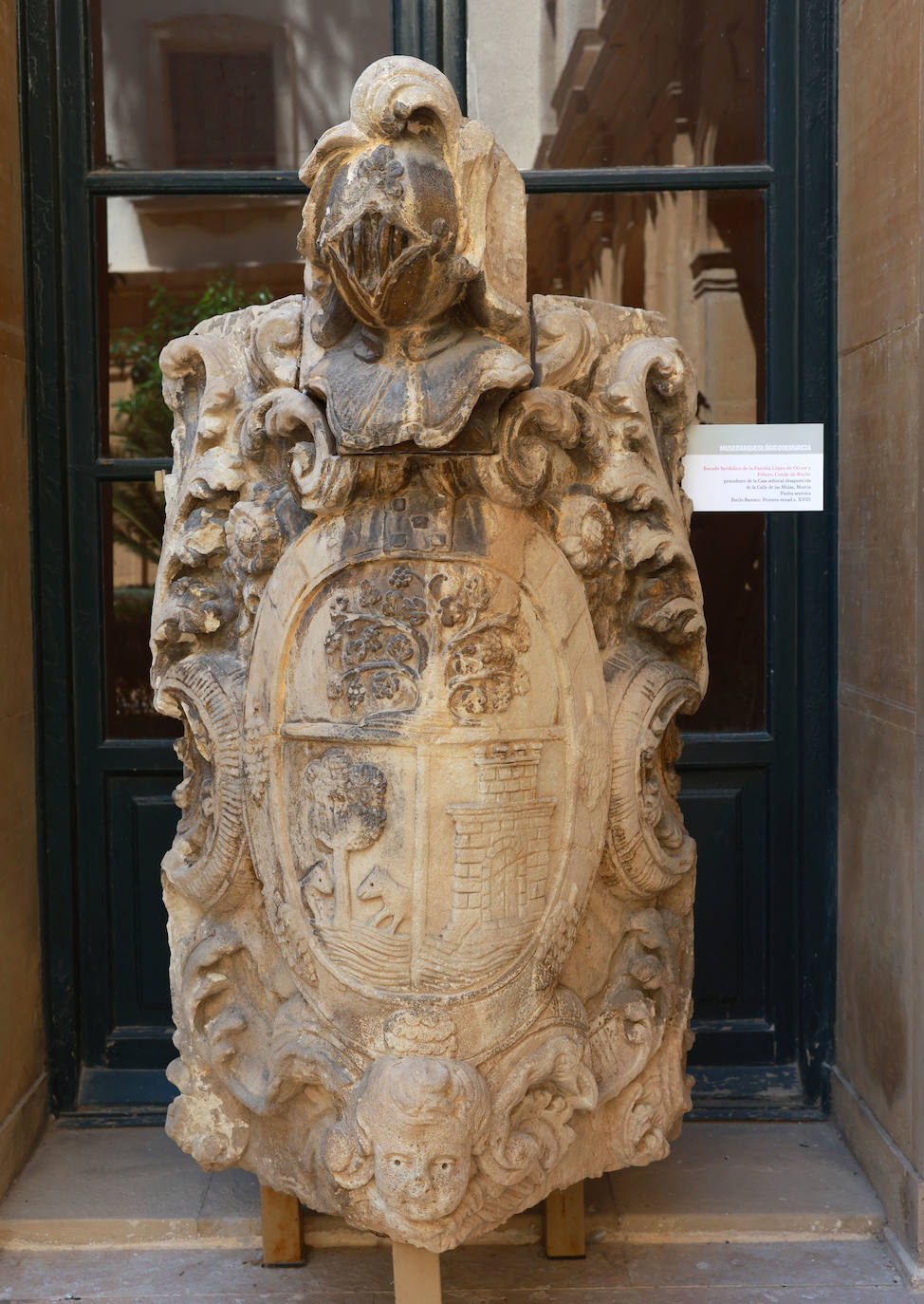 Escudo heráldico de la Familia López de Oliver y Piñero, Conde de Roche procedente de la Casa señorial desaparecida de la Calle de las Mulas, Murcia. 