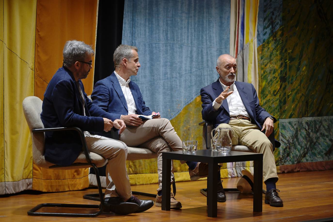 En imágenes, Pérez-Reverte participa en el encuentro &#039;Literatura y aventura&#039;