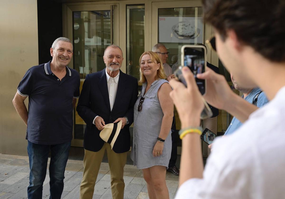 En imágenes, Pérez-Reverte participa en el encuentro &#039;Literatura y aventura&#039;