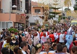 Los romeros acompañan a la Virgen de la Salud, ayer, en Archena.