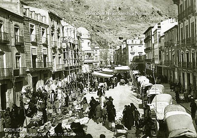 El Paseo, entonces «de Sagasta», lleno de mercaderes a principios del siglo pasado.