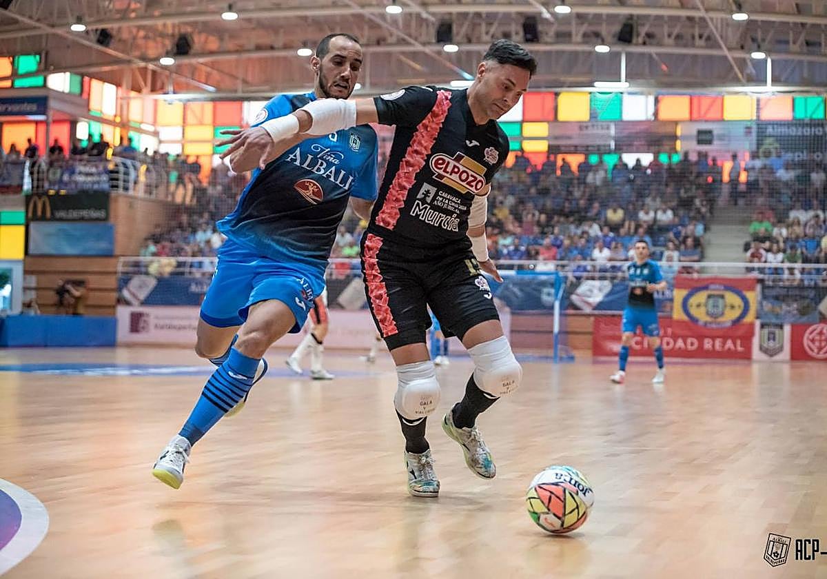 Juanjo Angosto, meta de ElPozo y héroe del triunfo murciano, protege la pelota ante el acoso del local Boyis, anoche en el Virgen de la Cabeza.