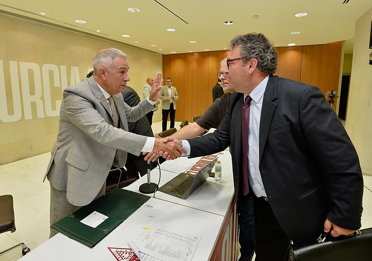 Felipe Moreno se da la mano con Julián Luna después de la junta de abril de 2023.