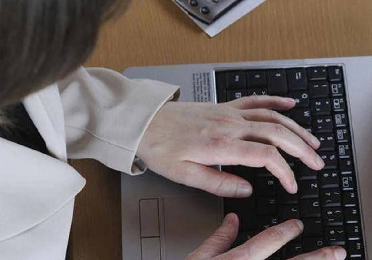Imagen de archivo de una mujer con un ordenador.