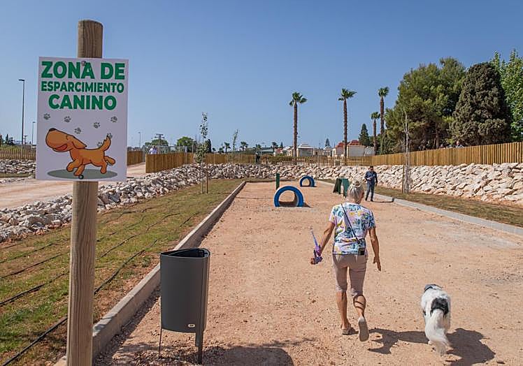 Una vecina estrena la zona de juegos para mascotas.
