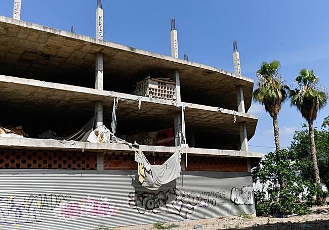 Imagen del edificio, con los tenderetes de sábanas utilizados por sus moradores para protegerse.