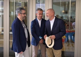 Jesús García Calero, Alexis Grohmann y Arturo Pérez-Reverte ayer, antes de su encuentro en el Aula de Cultura de la Fundación Cajamurcia.