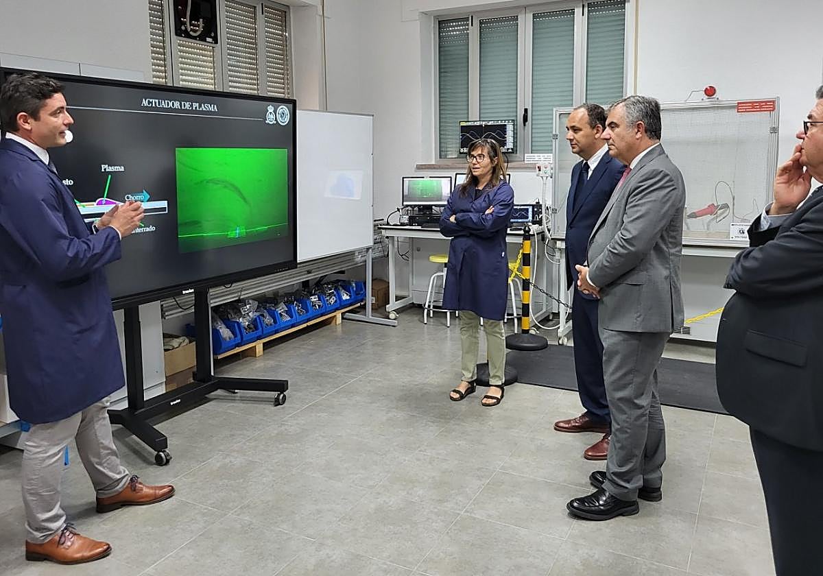 Autoridades atienden las explicaciones de docentes en el CUD de San Javier, ayer.