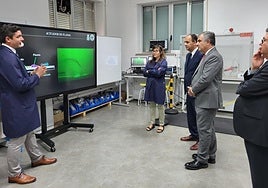 Autoridades atienden las explicaciones de docentes en el CUD de San Javier, ayer.