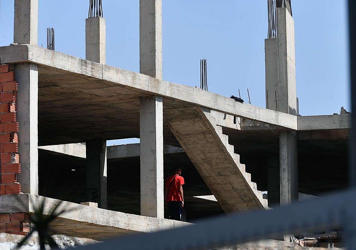 Uno de los ocupantes de la estructura abandonada junto a la carretera de El Palmar, ayer en el inmueble.