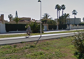 Un ciclista pedalea por la senda verde a su paso por Torreta Florida.