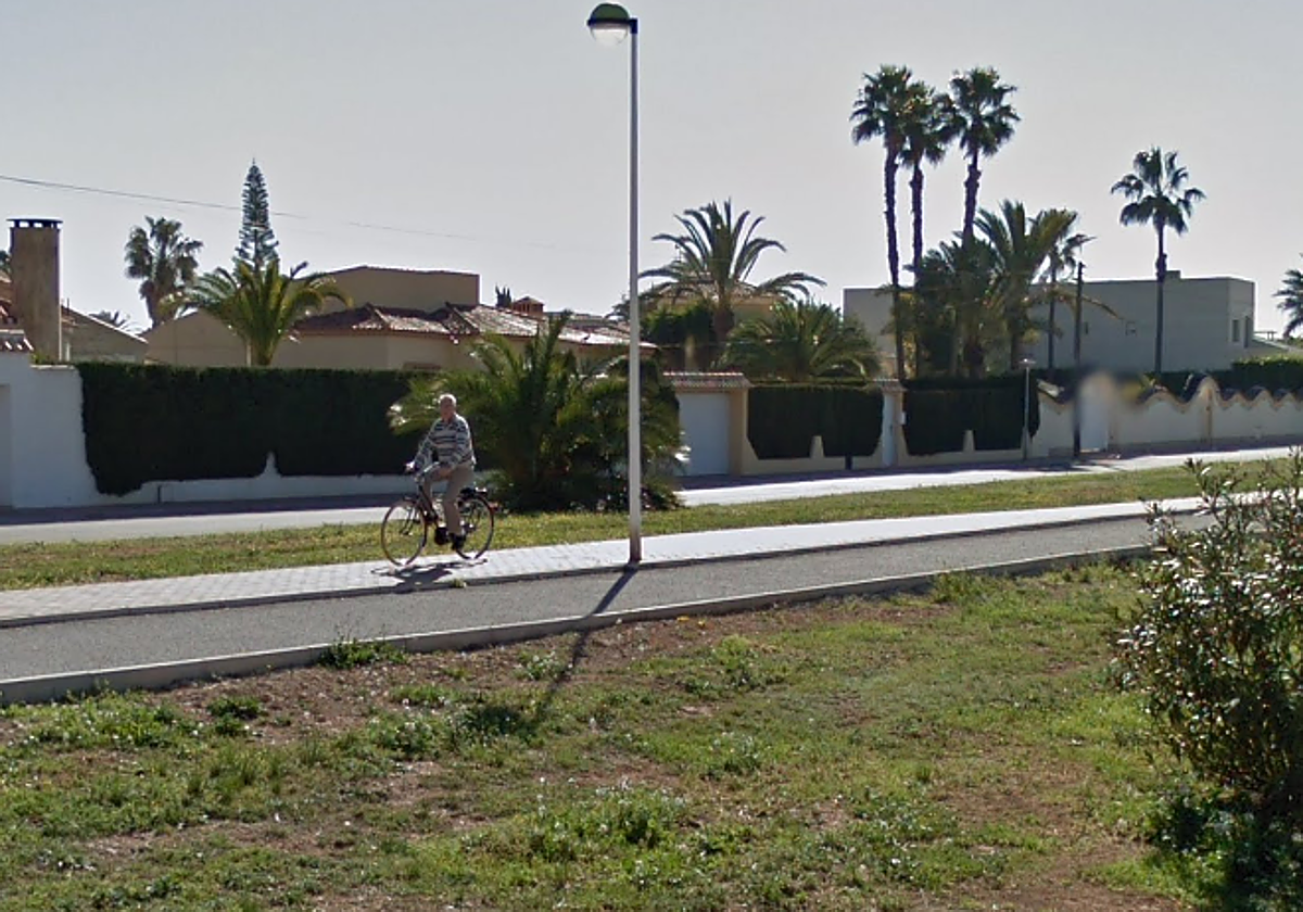 Un ciclista pedalea por la senda verde a su paso por Torreta Florida.