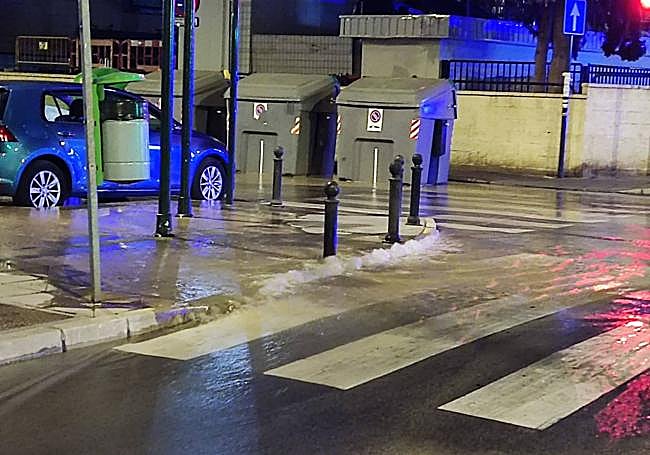 El agua salía con gran fuerza por la tubería rota durante las primeras horas de la avería.