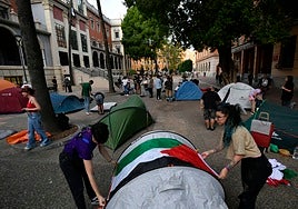 Jóvenes acampados en La Merced en apoyo a Palestina.