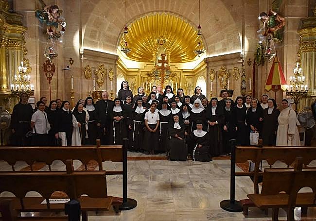 Foto de familia de las monjas de clausura.