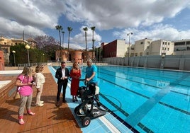 Los concejales Miguel Ángel Noguera y Pilar Torres anuncian el calendario de apertura las piscinas, este martes en Murcia Parque.