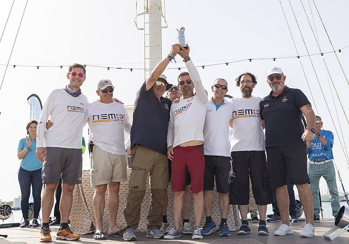 Entrega del trofeo en la XIII Regata Solidaria Carburo de Plata.